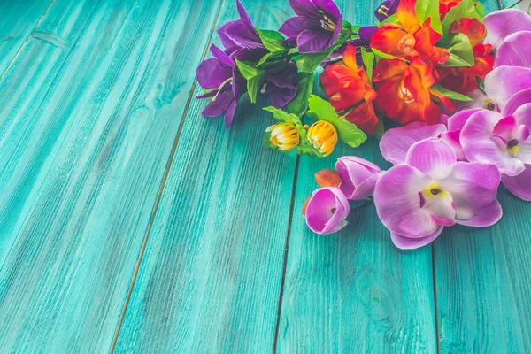 Varias flores sobre un fondo de madera azul — Foto de Stock