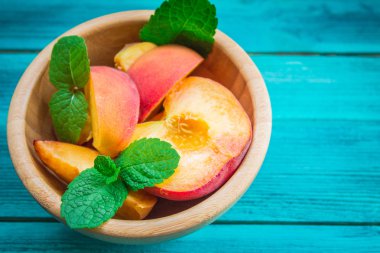 Ahşap arka plan üzerinde plaka şeftali