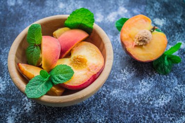 Ahşap arka plan üzerinde plaka şeftali