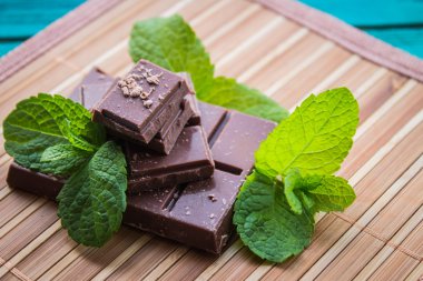 Çikolata nane ahşap zemin ile dilim