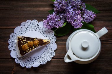 Çocuk oyuncağı, çaydanlık ve leylak ahşap arka plan üzerinde