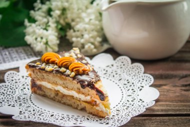 Çocuk oyuncağı, çaydanlık ve leylak ahşap arka plan üzerinde