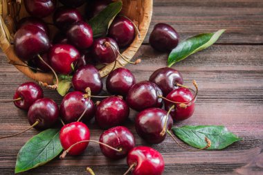 Kiraz ile yaprakları yeterli uyku bir sepeti