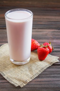 Taze çilek meyve ve tahta masalarda smoothies