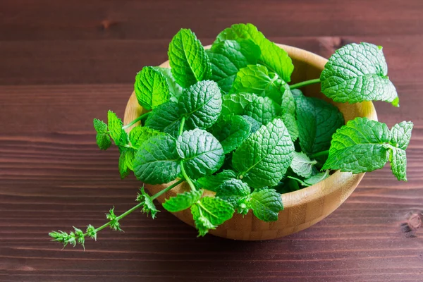 Yeşil taze nane om ahşap masa
