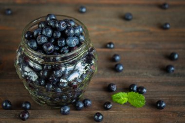 Yaban mersini antioksidan organik superfood bir kavanoz içinde