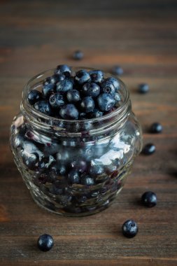 Yaban mersini antioksidan organik superfood bir kavanoz içinde