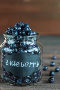 Yaban mersini antioksidan organik superfood bir kavanoz içinde