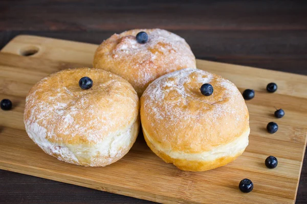 Yaban mersinli çörek ile krema şeker serpilir