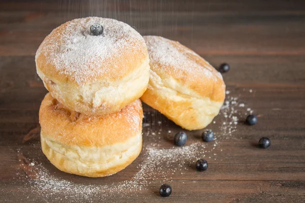 Yaban mersinli çörek ile krema şeker serpilir