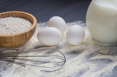 Yumurta, un ve süt gri bir arka plan üzerinde