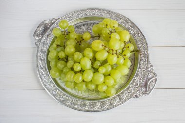 Bir tabak Beyaz ahşap zemin üzerine Yeşil üzüm