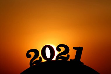 Yeni yıl 2021. 2021 kelimesi dağın arkasında altın gün batımında ve güzel gökyüzünde. Görme yılı 2021 için kavram