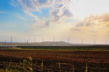 Yel değirmeni parkı, devasa yel değirmeni jeneratör türbinleri. Alternatif enerji.