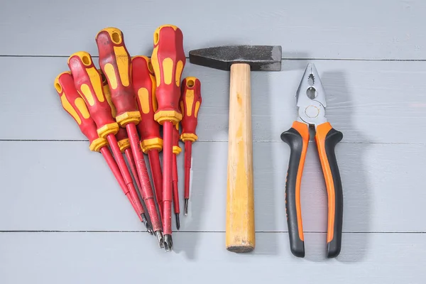 Conjunto Montón Diferentes Herramientas Rojas Para Trabajar Incluyen Destornillador Martillo —  Fotos de Stock