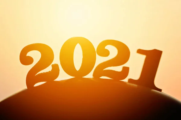 Ano Novo 2021 Palavra 2021 Atrás Montanha Pôr Sol Dourado — Fotografia de Stock