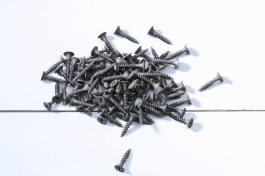 Siyah demir vidalar, tahta çiviler, beton. Fasteners ve donanım.