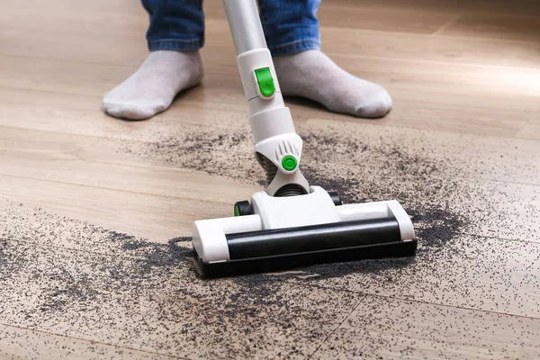 Man Uses Bagless Vertical Cordless Vacuum Cleaner Clean Floor — Stock Photo, Image