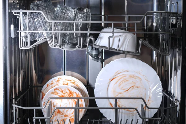 Мужчина Загружает Грязную Посуду Тарелки Ложки Вилки Столовые Приборы Посудомоечную — стоковое фото
