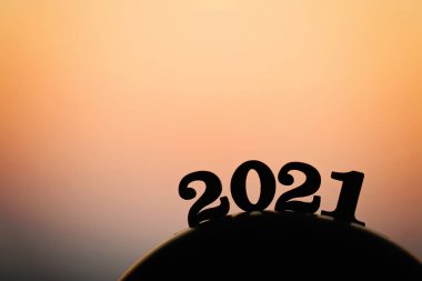 Yeni yıl 2021. 2021 kelimesi dağın arkasında altın gün batımında ve güzel gökyüzünde. Görme yılı 2021 için kavram
