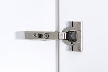 Adam menteşeleri ayarlar Dolabın kapağını yumuşakça kapatır.