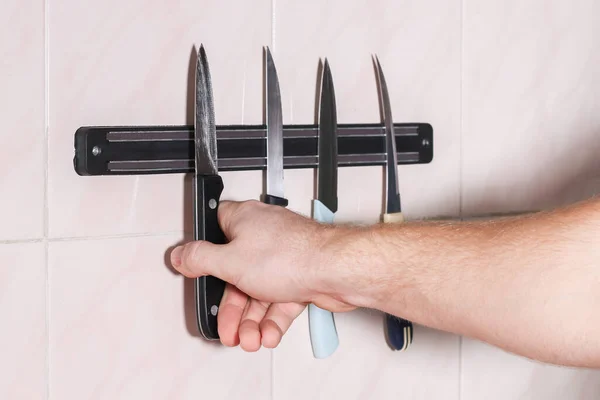 Homem Tira Uma Faca Suporte Cozinha Magnética Para Facas Tesouras — Fotografia de Stock