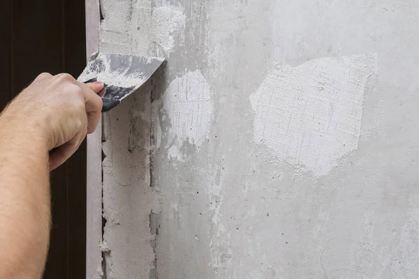 L'homme plâtre les murs de la pièce. Gros plan. — Photo