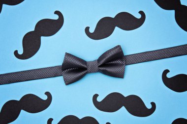 Mavi arka planda Babalar Günü kartı geçmişi. Kravat, papyon, bıyık kompozisyonu. Babalar Günü