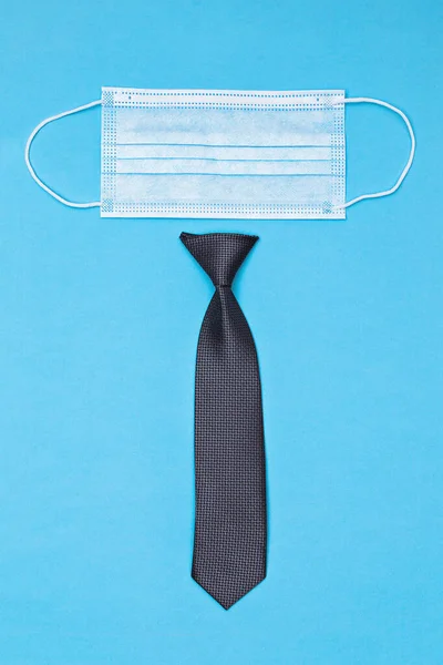 Vaders dag kaart achtergrond op blauwe achtergrond. Samenstelling van een masker, stropdas, strikje, snor — Stockfoto