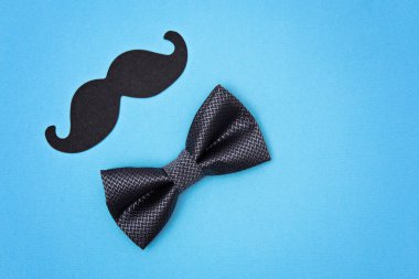 Mavi arka planda Babalar Günü kartı geçmişi. Kravat, papyon, bıyık kompozisyonu. Babalar Günü