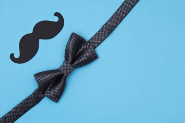 Mavi arka planda Babalar Günü kartı geçmişi. Kravat, papyon, bıyık kompozisyonu. Babalar Günü