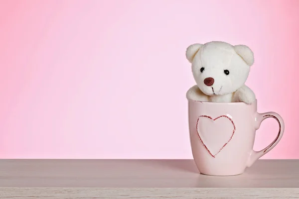 Teddy bear with heart in a mug on a pink background. Happy Valentine Day, February 14th. Valentines — Stock Photo, Image