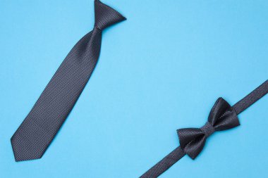 Mavi arka planda Babalar Günü kartı geçmişi. Kravat, papyon, bıyık kompozisyonu. Babalar Günü