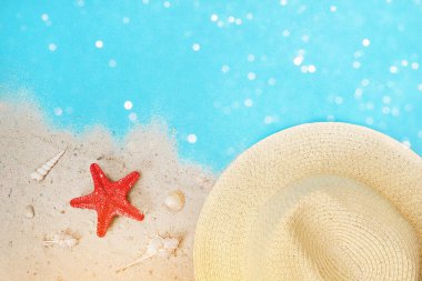 Tropik yaz. Deniz kabukları, deniz yıldızları. Tropik yapraklar. Yaz zamanı. Tatil