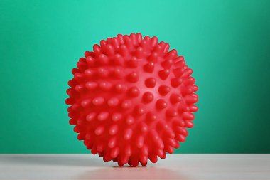 Koronavirüse karşı dünya aşısı. Aşı konsepti covid 19. Aşılı şırınga.