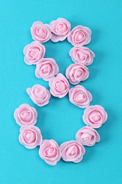 Çiçeklerden yapılmış 8 numara. 8 Mart Uluslararası Kadınlar Günü. Mart tatili.