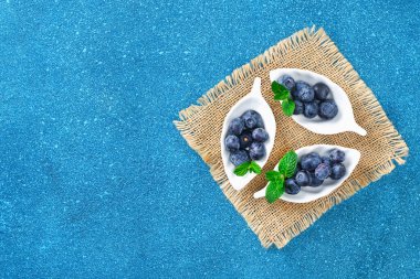 Mavi arkaplanda yabanmersini.