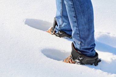 Karda yürüyen bir adam, karda ayak izleri, derin kar, kar yağışı.