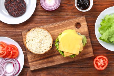 Pirzola, salata, soğan, domates ve peynirli ev yapımı hamburger. Çizburger, hamburger..