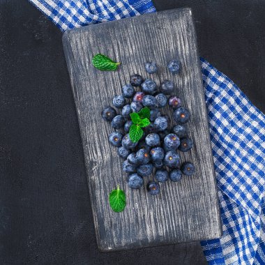 Mavi arkaplanda yabanmersini.