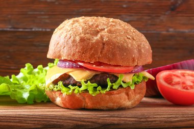 Pirzola, salata, soğan, domates ve peynirli ev yapımı hamburger. Çizburger, hamburger..