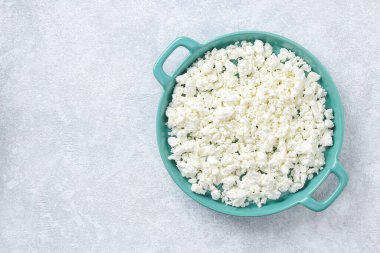 Böğürtlenli ve naneli süzme peynir..