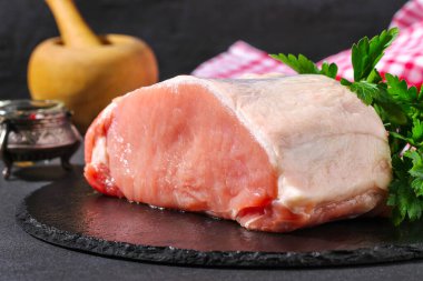 Çiğ domuz filetosu. Masada domuz eti.