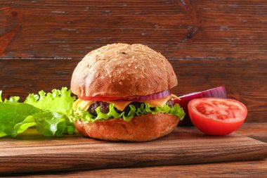 Pirzola, salata, soğan, domates ve peynirli ev yapımı hamburger. Çizburger, hamburger..