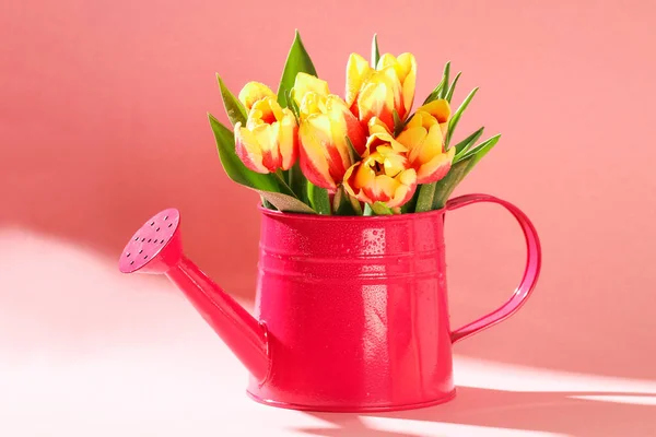 Ein Strauß Tulpen als Geschenk für den 8. März, Muttertag, Valentinstag. Osterdekoration. — Stockfoto
