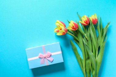 8 Mart Anneler Günü, Sevgililer Günü için hediye olarak bir buket lale. Paskalya dekoru.