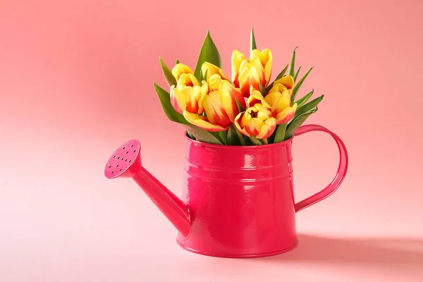 Ein Strauß Tulpen als Geschenk für den 8. März, Muttertag, Valentinstag. Osterdekoration. — Stockfoto