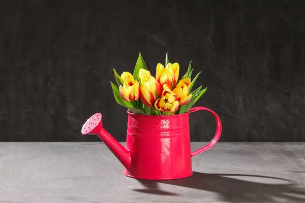 Ein Strauß Tulpen als Geschenk für den 8. März, Muttertag, Valentinstag. Osterdekoration. — Stockfoto