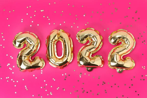 Новий 2022 рік. Кількість повітряних куль - 2022 на рожевому фоні. Нове Різдво. — стокове фото