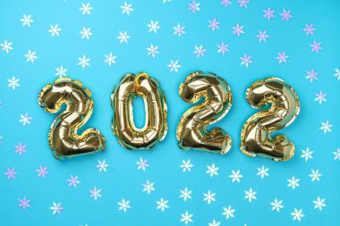 Yeni yıl 2022. Folyo balonları mavi arka planda 2022 numara. Yeni yıl Noel 'i.